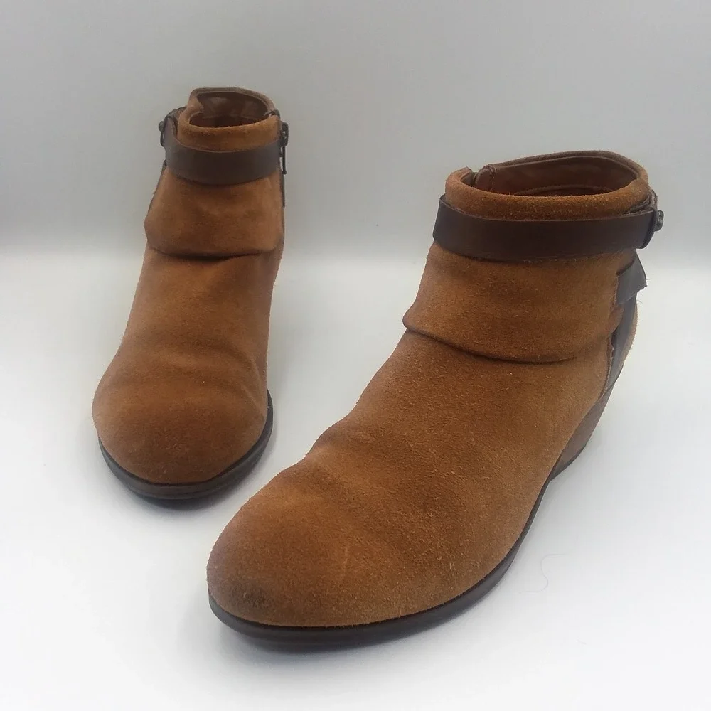Clarks Ankle Boots Suede Leather Strap Accent Heel Booties‎ Size 7.5
